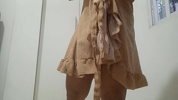 Hijastra Limpia Su Casa, Para La Llegada Del Padrastro Bandida Enseña Su Coño Y Sus Tetas Mientras Limpia.