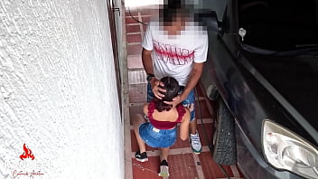 Le Doy Un Aventon A Una Peque_a De 18 A_os Y Termina Cabalgando Mi Verga Hasta Correme