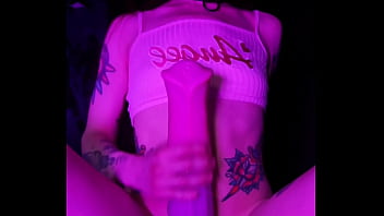 Chica De Gran Culo Destroza Su Vagina Con Dildo Gigante