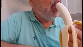 Ensinando A Chupar E Lamber A Banana