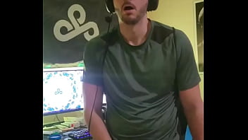 Macho Hetero Sacando Leche