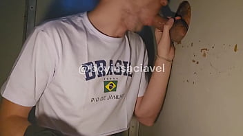 Levando Leitada De Desconhecidos No Glory Hole