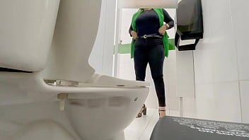 Camara En Baño Graba Ejecutiva De Empresa Hotelera