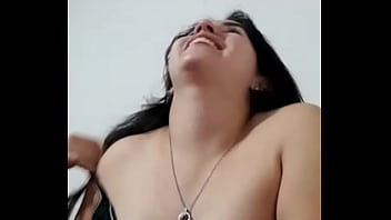 Flor Mostrando Su Escote En Llamada