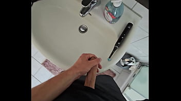 Bin Bei Einer Freundin Zuhause Und Habe Auf Ihre Zahnbürste Drauf Gespritzt Als Ich Auf Toilette War German Cumlover