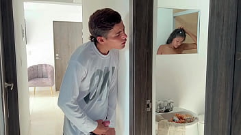 Mi Vecino Me Espía Bañándome Ejo La Puerta Abierta Y Termina Dándome La Mejor Follada De La Vida, Y Se Corre En Mi Culo H.l