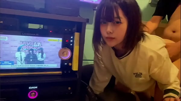 フェラだけなら浮気じゃないよね_。彼氏がいるのに男友達とカラオケで浮気する女子○生。おちんちんのイカ臭い匂い好き_