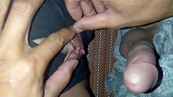 แหย่ควยเข้าไปในหีผ่านรูกางเกง