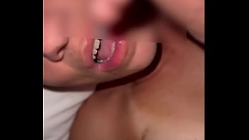 Esposa Chupando Corno - boquete, safada, esposa, chupando, rola, chupeteira, corno, tapa, pauzinho, pau-pequeno, tapa-de-rol - Video 366582