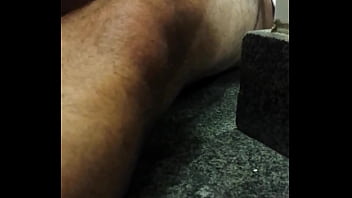 Brincando Com Esse Pauzudo Por Debaixo Do Banheiro Publico