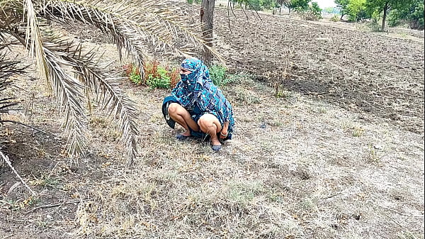 कोमल तुम ऐसे रोड पर मूत रही हो लोगो के लैंड खड़ा हो जाता है ना