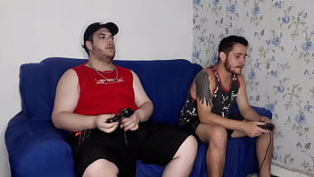Apostando O Cu No Video Game E O Puto Saiu Daqui Vazando Leite - Parte 1 - Tava Em Casa Cheio De Tesão E Meu Amigo Meu Aqui Jogar, Mas Meu Pau Não Abaixava