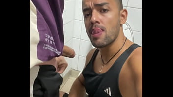 Mamando Um Vagabundo De Pica Rosada No Banheiro