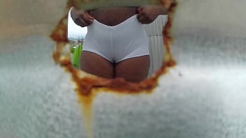 Chica Morena En Cabina Al Aire Libre (colombiana)