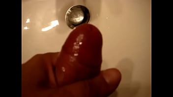 Punheta Tuga A Terminar No Lavatório Do Wc