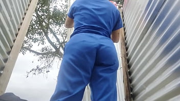 Mujer Grabada En Cabina De Playa(por El Lente De La Camara)