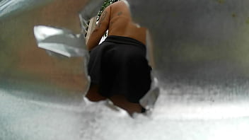 Mujer Grabada En Cabina Al Aire Libre(por El Lente De La Camara)