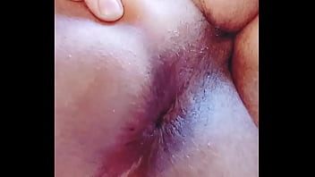 Novinho Dotado Com Piercing Mostrando O Cuzinho