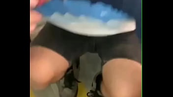 Joven Esperaba A Su Amigo En Las Escaleras De Su Residencia Cuando Es Visto Por Un Vecino De Su Amigo, Este Varias Veces L...