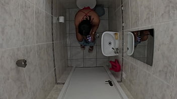 Foi No Banheiro Esqueceu De Trancar A Porta Amigo Entrou E Meteu A Rola Nela