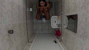Foi No Banheiro Esqueceu De Trancar A Porta Amigo Entrou E Meteu A Rola Nela - licking, pornstar, blowjob, doggystyle, bathroom, fetish, pussy-fucking, bath, big-cock, hairy-pussy - Video 310904