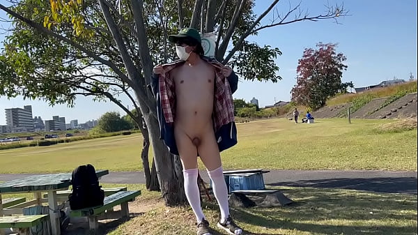 ニーハイ女装子まゆちゃんが広い公園で遠くに人がいるのに服の前をはだけてなにも着けてないはだかをさらして露出プレイを楽しんでいる