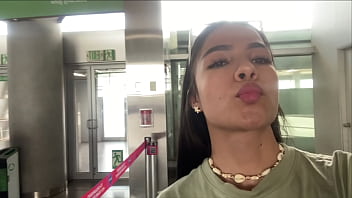 Pasajera Abordo Se Masturba Con Cream En El Ba_o Del Avi_n