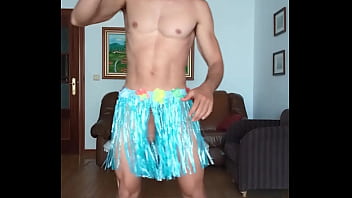 Bailo Con Falda Hawaiana, Muestro Mi Cuerpo Desnudo Y Mi Polla Bien Dura Y Me Masturbo