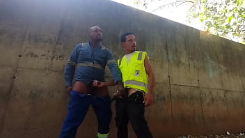 Trabalhadores Transando Escondido Atrás Da Obra No Horário De Trabalho