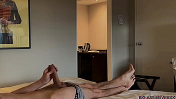 Criada Pilla A Su Jefe Masturbandose Y Lo Ayuda Con Una Mamada