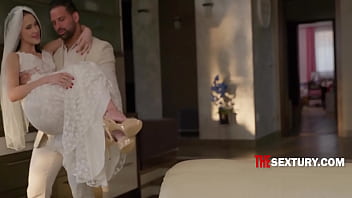 Ass-tounding Honeymoon, Alyssa' Loomoon - Alyssa Bounty, Lorenzo Viota