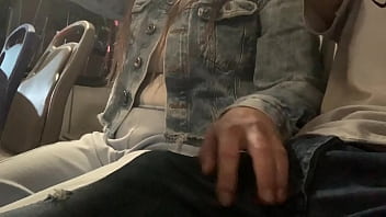 Le Muestro Mi Verga En El Bus Público Y Ella Decide Venir A Tocarla