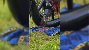 Kunyaza Igituba Akinyinyuma Kamikazi Isimbi Mu Byatsi Guswera Umukobwa Wa Kigali