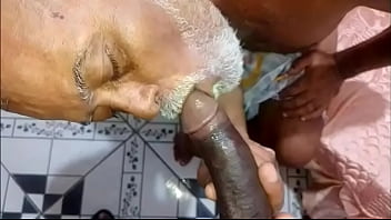 Estiloso Em Um Banho De Chuva Dourada.