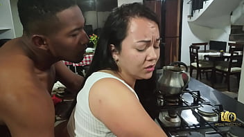 Rioc Le Enseña A Anita Como Utilizar El Meson De La Cocina