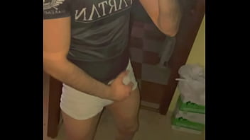 Guapo Futbolista Masturbandose Despues De Entrenar En Ropa Deportiva