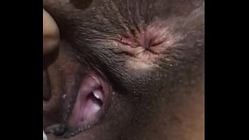 Arregaçando A Buceta Da Novinha