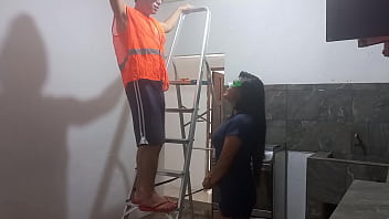 Sexo Con El Albañil!! Me Puse A Obserbar Al Nuevo Albañil Que Realizaba El Mantenimiento Del Techo. Luego Lo Vi Que E...