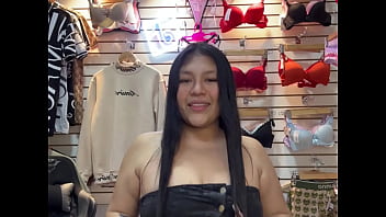 Le Pedí A Vendedora De Calzones Que Me Follara En Su Tienda