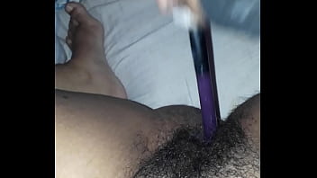 Novinha Da Buceta Peluda Socando O Pincel De Maquiagem Para Gozar