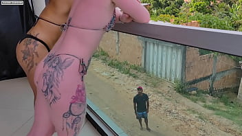 Duas Gostosas Nao Sabem Como Enchero Colchao Inflavel E Em Ajuda A Um Homem Talentoso Que Estava Andando Na Rua