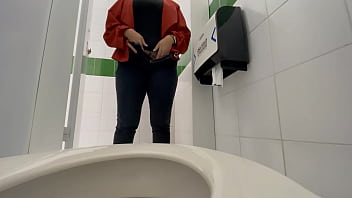 Camara Amateur Graba A Secretaria En El Baño