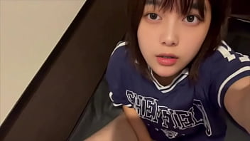 エロ本をみながらネットカフェでオナニーする人妻。旦那以外のちんぽ咥えて浮気してみたい_