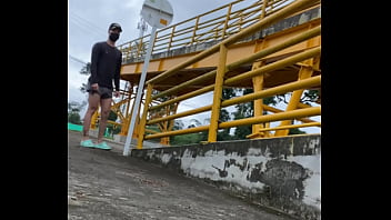 Exhibiéndome En El Día Con Dildo En El Culo