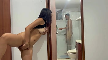 Espio La Enorme Polla De Mi Grande Hermanastro Mientras Se Ducha, Y Le Pido Que Me Folle Muy Duro Para Nunca Olvidar Su Enorme Polla