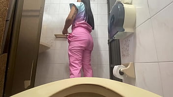 Camara Atrapa A Enfermera Meando En Baño Del Hospital(culona)