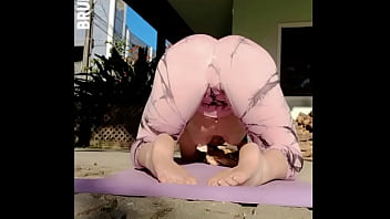 Ruiva Gostosa Faz Alongamentos Exibindo Seus Peitos Gostosos - Completo No Red