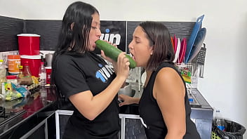 Mi Hermanastra Me Masturba Con Una Zanahoria Hasta Hacerme Exitar