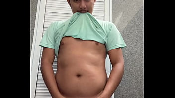 Balançando O Pau No Banheiro