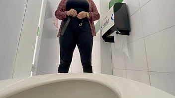 Secretaria Atrapada En Baño Publico Meando